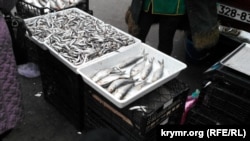 Торговля рыбой в Керчи. Хамса и селедка, архивное фото