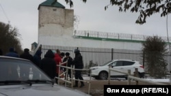 У следственного изолятора в Актобе, где проходит суд. 2 ноября 2016 года. 