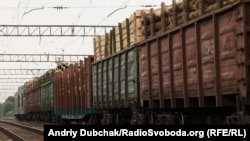 Навантажені з верхом напіввагони рухаються залізницею у Вінницькій області