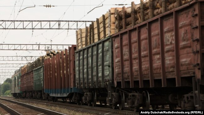 Ukrán teherszerelvény Vinyica körzetben 2015 júniusában. Az európaitól eltérő nyomtáv komplikálja a gabonaexport átterelését a vasúti szállításra