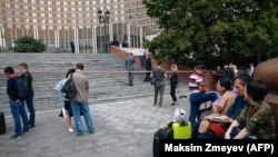 Постояльцы и персонал гостиницы "Космос", выведенные из здания из-за сообщения о минировании. Москва, 13 сентября 201 7 года.