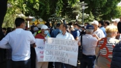 Протестующий с плакатом в Алматы. 6 июня 2020 года.