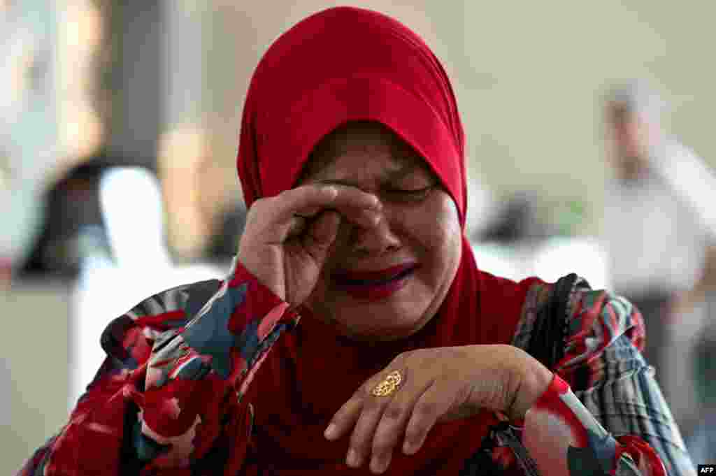 Родственница пассажира, находившегося на борту пропавшего самолета. Малайзия, 12 марта