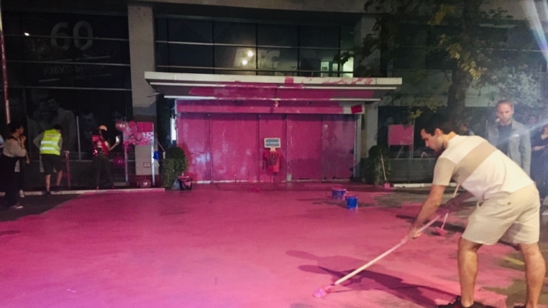 Četrdeset peti protest '1 od 5 miliona': Vrata RTS-a ofarbana u pink boju