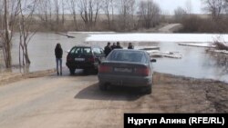 У места близ села Новоникольское в Кызылжарском районе Северо-Казахстанской области, где водой подтопило мост. 20 апреля 2018 года.