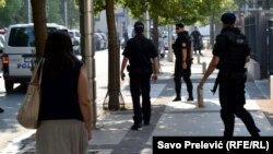 Policija ispred Višeg suda u Podgorici, arhivska fotografija