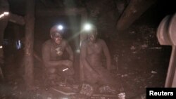 Minerii odihnindu-se la mina de cărbune Lutugin din orașul Torez, în regiunea Donețk, Ucraina 14 august 2019