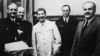 Иоахим фон Риббентроп (слева) и Вячеслав Молотов (справа) вместе со Сталиным