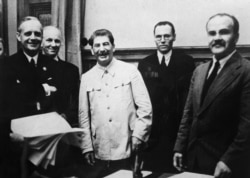 Подписание "пакта Молотова - Риббентропа" 23 августа 1939 года в Москве представителями СССР и Германии. У Сталина оказались развязанными руки на востоке и севере Европы - в том числе для войны с Финляндией