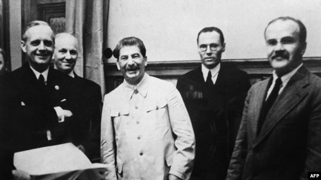 Joachim Von Ribbentrop (stânga), subsecretarul de stat german Friedrich Gaus, șeful statului sovietic Iosif Stalin (al treilea) și ministrul său de externe Veaceslav Molotov (dreapta) - 23 august 1939, Kremlin, Moscova.