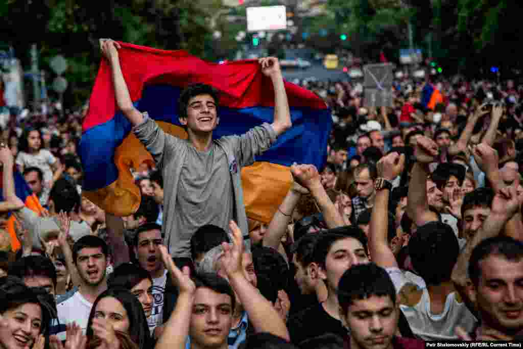 В июне в Армении проходила одна из крупнейших многодневных мирных акций под названием "Нет грабежу". Жители различных городов съехались в Ереване чтобы выразить свое несогласие с поднятием цен на электроэнергию. В начале протестов власти разгоняли протестующих и журналистов водометами