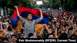 Участники протеста против повышения тарифов на электроэнергию. Ереван, 27 июня 2015 года. 