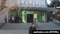 Türkmenistandaky banklaryň biri
