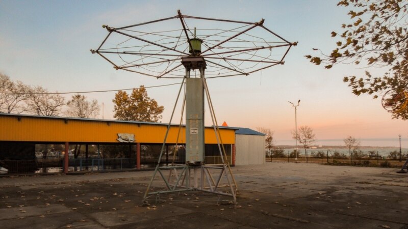 «Стой! Опасная зона»: в Керчи демонтируют парк аттракционов (фотогалерея)