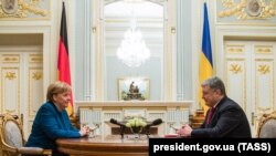 Канцлер Німеччини Анґела Меркель і президент України Петро Порошенко під час зустрічі в Маріїнському палаці, 1 листопада 2018 року