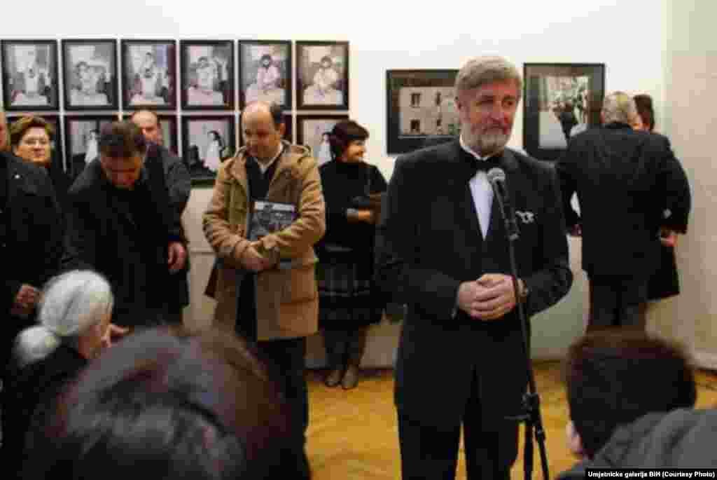Direktor Umjetničke galerije BiH Strajo Krsmanović obraća se prisutnima na otvorenju izložbe &quot;Djeca u ratu&quot;.