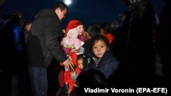 Ethnic Dungans from Masanchi cross the border outside Tokmok, Kyrgyzstan, on February 8.