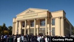На открытии театра имени Капара Медетбекова присутствовал тогдашний президент Алмазбек Атамбаев. 11 октября 2017 г.