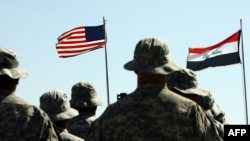 Forcat amerikane para flamurit të Shteteve të Bashkuara dhe atij të Irakut.