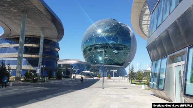EXPO-2017 halıqaralıq körmesi aumağındağı nısandar. Astana, 22 mausım 2017 jıl.