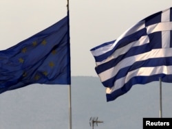 zastave Grčke i EU na ministartvu finansija u Atini, 03. novembar 2011.