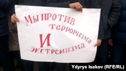 Буга чейин Кара-Суу районунда балдардын терроризмге каршы акциясы өткөн. 17-ноябрь, 2015-жыл (архивдик сүрөт).