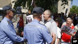 Supporters of Andrzej Poczobut, a Polish-Belarusian journalist charged with insulting Belarusian President Alyaksandr Lukashenka, protest outside the courthouse in Hrodna. 