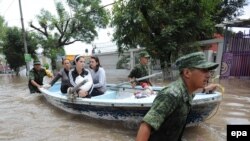 Илустрација - Архивска фотографија од една од големите поплави во Мексико предизвикани од тропските бури