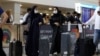 نمایی از مسافرانی که در فرودگاه دوبی ماسک زده‌اند.