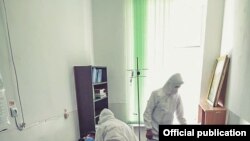 Медицина кызматкерлери пандемиядагы иш учурунда. Июль, 2020-жыл. Нарын шаары.