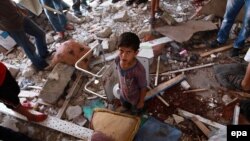 Palestinezët në klasët e shkatërruara në një shkollë në Xhabalia të Rripit të Gazës