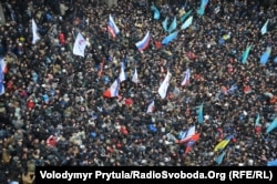 Мітинг проти сепаратизму і мітинг проросійських сил біля парламенту Кримської автономії. Сімферополь, 26 лютого 2014 року
