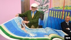  Хокни показва широкоформатната си книга 