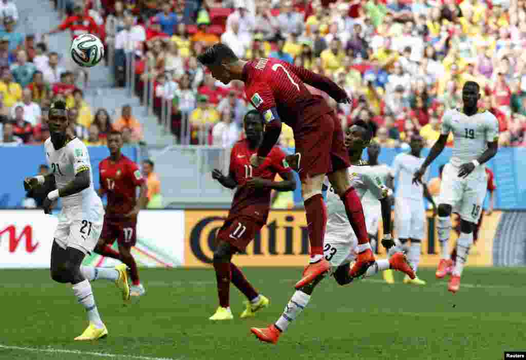 Portuqaliya-Qana &ndash; 2:1. Cristiano Ronaldo Qananın qapısına başla zərbə endirir. 