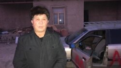 Гражданский активист Нуржан Мухаммедов рядом со своей машиной, поврежденной неизвестными, в салон которой бросили отрубленную голову собаки. Шымкент, 19 ноября 2019 года.