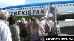 Пассажиры поднимаются на борт самолета авиакомпании «Узбекистон хаво йуллари». Иллюстративное фото.