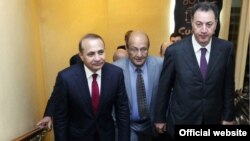 Премьер-министр Армении Овик Абрамян (слева) с членами Совета Союза предприятий информационных технологий, Ереван, 14 мая 2014 г. (Фотография - пресс-служба правительства Армении)