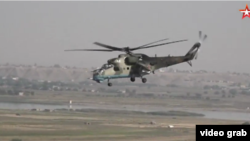 Elicopter militar rusesc la baza de la Qamishli, nord-estul Siriei (sursa: Zvezda TV)