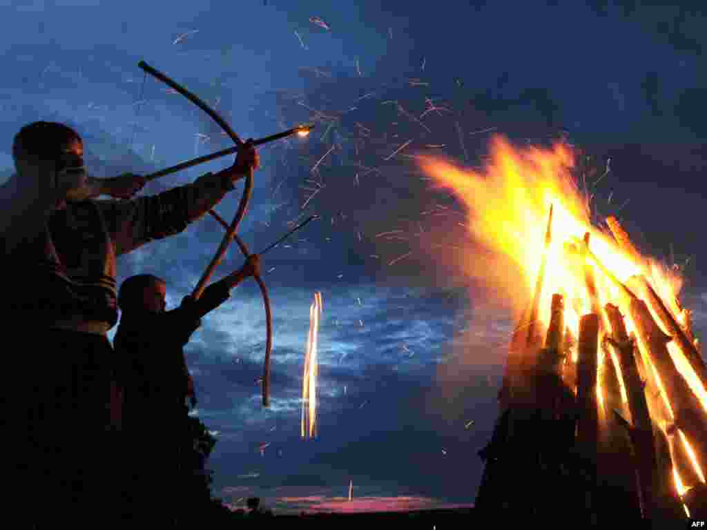 Bjelorusija - Dječaci bacaju vatrene strelice tijekom proslave Ivana Kupala, blagdana svetog Ivana Krstitelja, Turov, 07.07.2011.