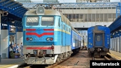 «Укрзалізниця» нагадує, що пасажири та працівники потягів повинні носити захисні засоби
