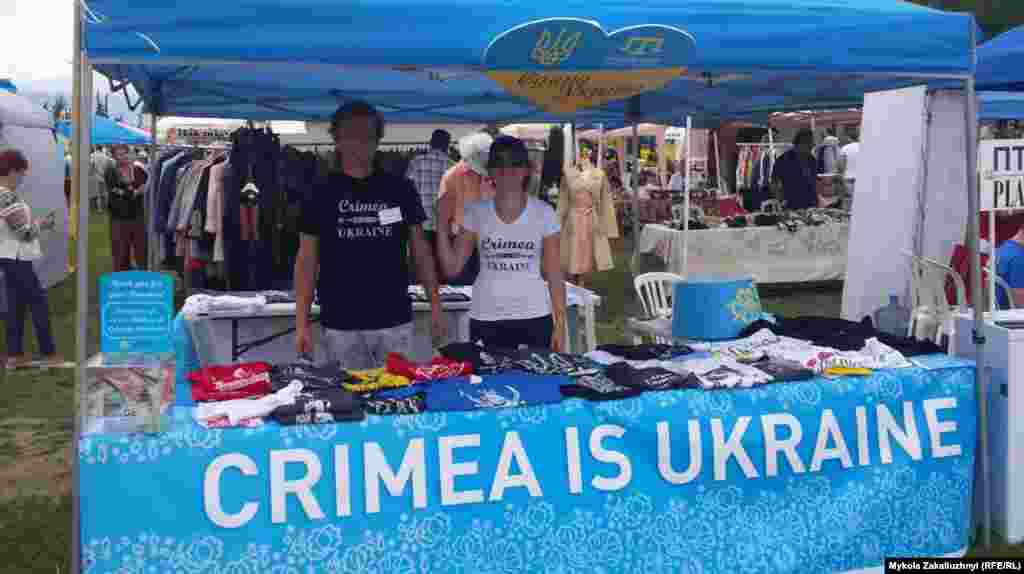 У рамках святкування Дня Незалежності України Канадська асоціація кримських татар організувала в Торонто експозицію, присвячену Криму, 24 серпня 2017 року