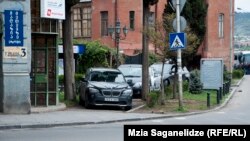 Недостаточное количество мест для парковки в Тбилиси превратилось в общегородскую проблему и портит жизнь пешеходам