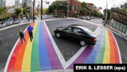 Građani prelaze preko pješačkog prelaza obojenom duginim bojama u SAD, ilustracija