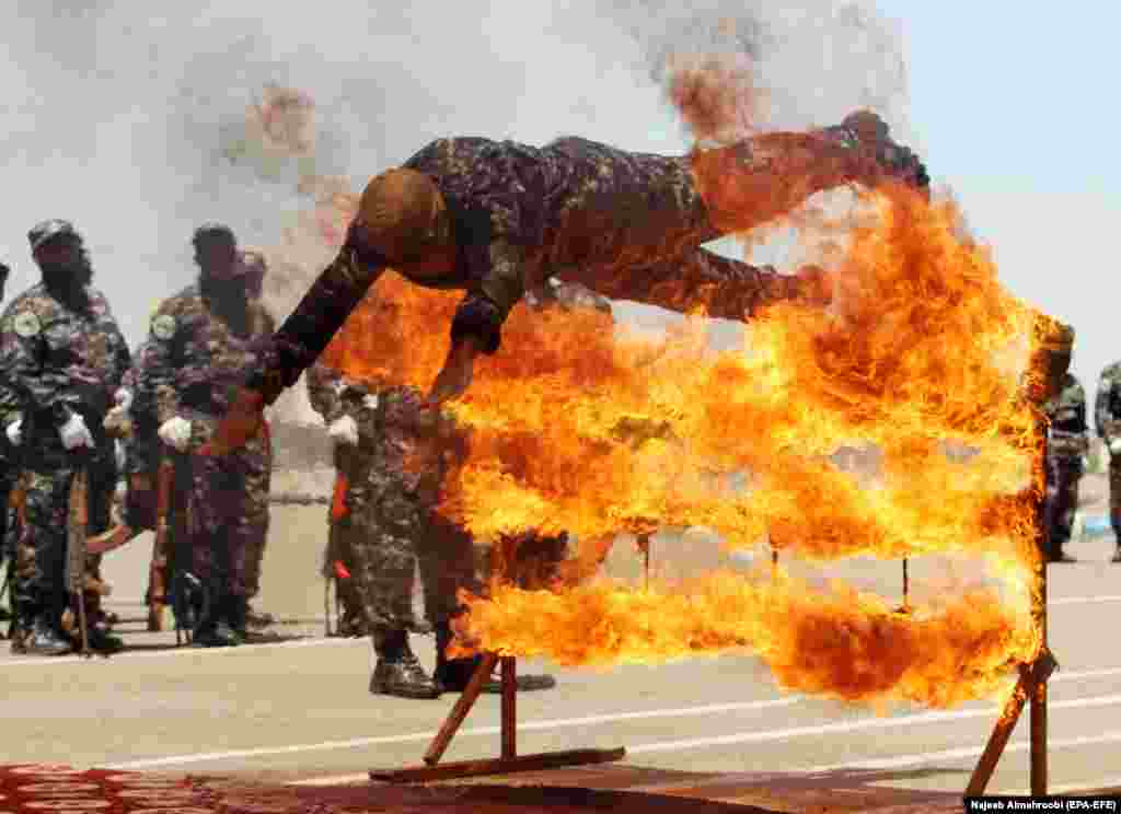 Yemeni military recruits perform combat training exercises during a parade in the southern port city of Aden. (epa-EFE/Najeeb Almahboobi)