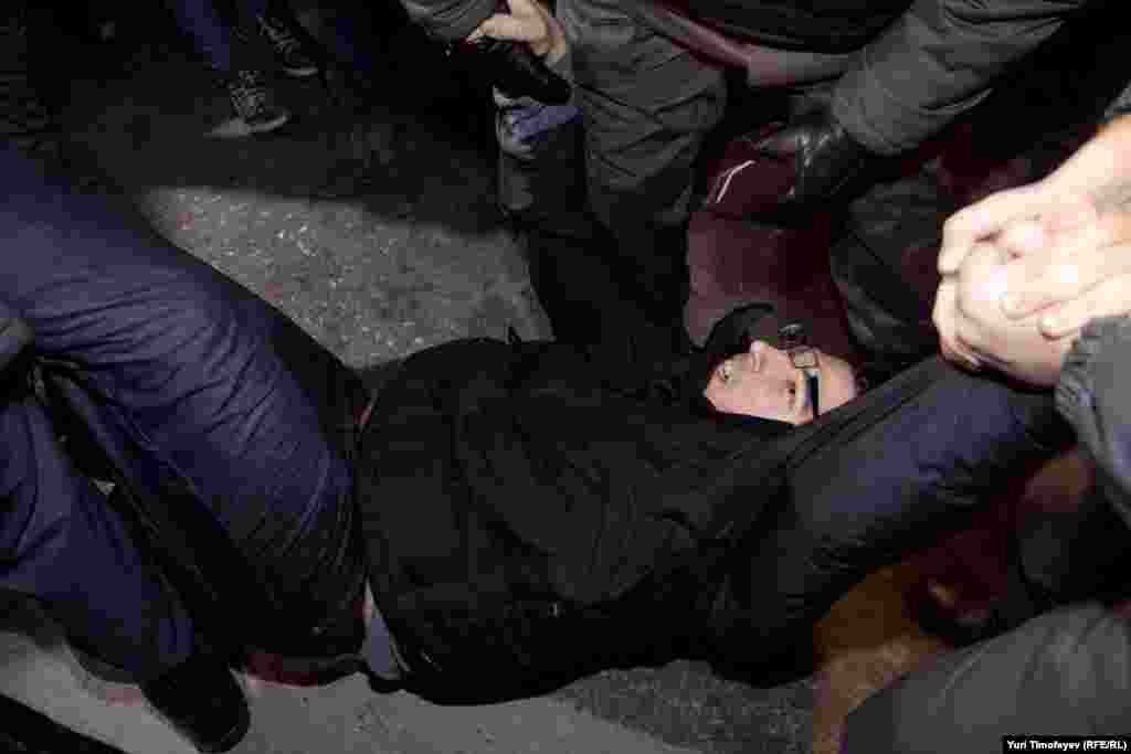 Law enforcement officers arrest antigovernment rally participants on Moscow&#39;s Triumph Square on December 6.