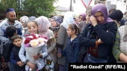 Adamlar amnistiýadan soň türmeden boşadyljak hossarlaryna garaşýarlar. Duşenbe, 28-nji oktýabr, 2019 ý.