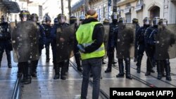 Francuska policija i demonstrant, fotoarhiv