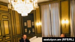 Раиси ҷумҳури Озарбойҷон Илҳом Алиев (аз рост) бо сарвазири Арманистон Никол Пашинян. Акс аз бойгонӣ