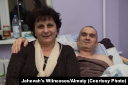 Адепт религиозной общины Свидетелей Иеговы Теймур Ахмедов с женой в больнице после помилования