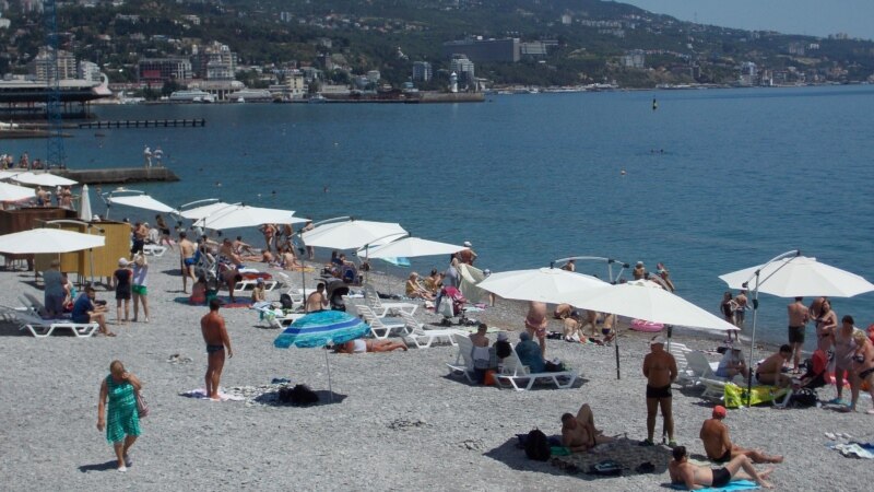 «Пенное шоу»: на ялтинском пляже в море сливают загадочную жидкость